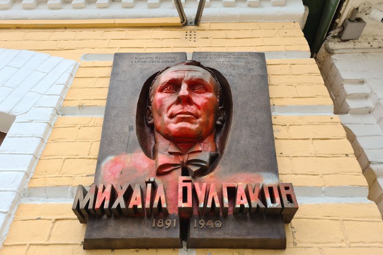 The bronze portrait of novelist Mikhail Bulgakov doused with red paint for his alleged criticism of Ukraine-1714641701