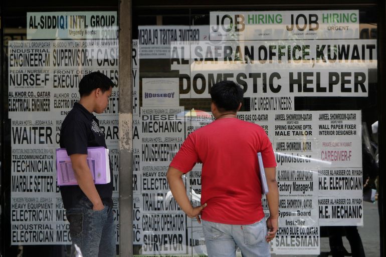 People seeking jobs overseas read ads outside a recruitment agency in Manila June 26, 2009. The Philippines' jobless rate slipped to 7.5 percent in April from 7.7 percent in January despite the economy shrinking at fastest pace in two decades in the first three months of the year, data showed. REUTERS/Erik de Castro (PHILIPPINES EMPLOYMENT BUSINESS)