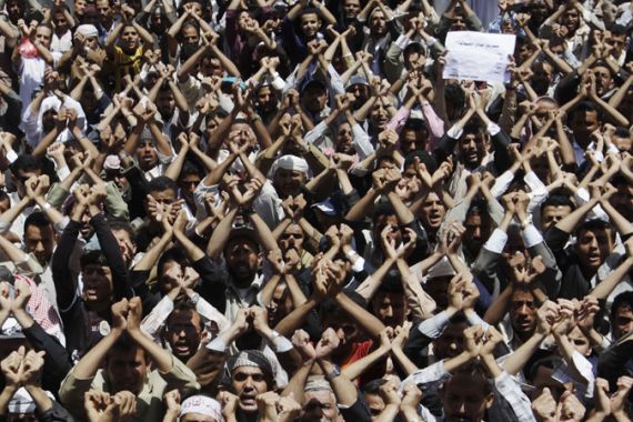 Anti-government protesters shout slogans during a rally to demand the ouster of Yemen''s President Ali Abdullah Saleh outside Sanaa University April 6, 2011. REUTERS/Ammar Awad (YEMEN - Tags: POLITICS CIVIL UNREST)