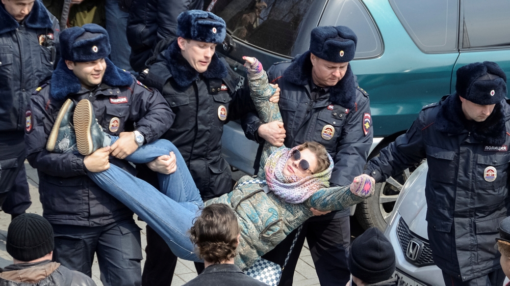 Police officers detain an opposition supporter during an anti-corruption protest in Vladivostok [Yuri Maltsev/Reuters]