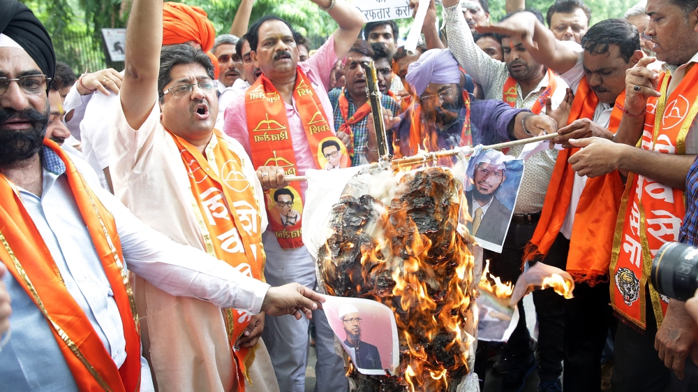 
Members of a far-right Hindu group burn an effigy of Naik in New Delhi [EPA]
