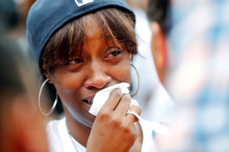 FILE PHOTO - Diamond Reynolds weeps as people gather to protest the fatal shooting of of her boyfriend by Minneapolis area police in St. Paul