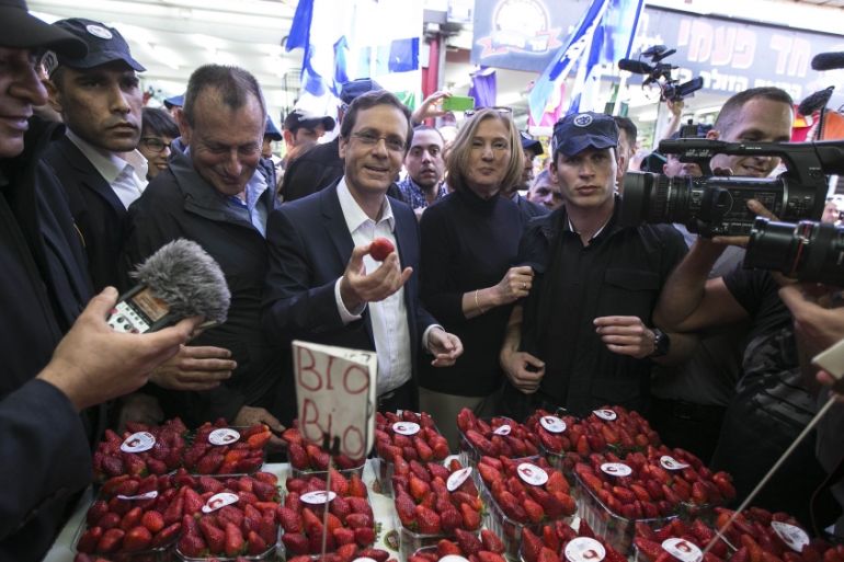 Herzog and Livni during a campaign stop at a fruit and vegetable market in Tel Aviv