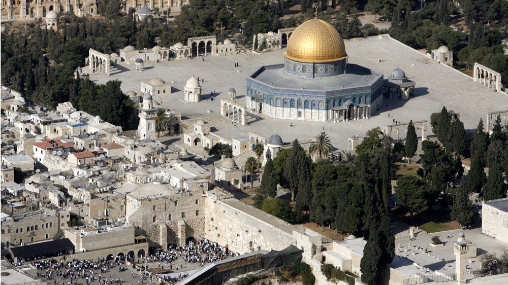 Thousands of Palestinian pray every Friday at the Al-aqsa Mosque compound [Reuters] 