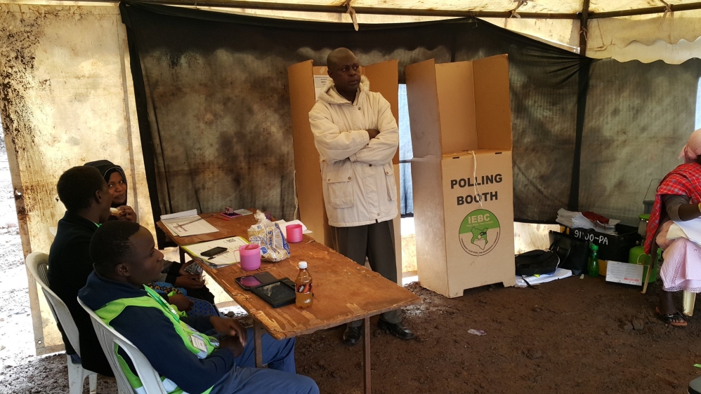Officials at a polling station in Kibera [Hamza Mohamed/Al Jazeera] 