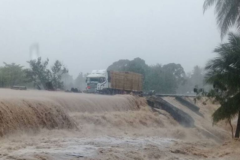 Torrential downpours cause flooding in Tanzania