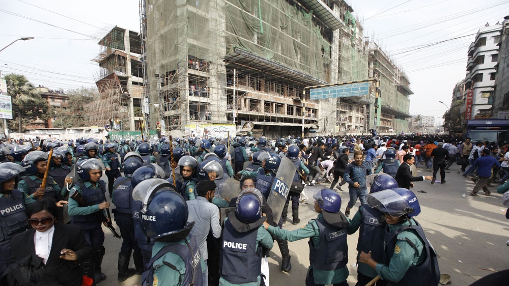 BNP supporters clashed with the police in Dhaka [Mahmud Hossain Opu/Al Jazeera]