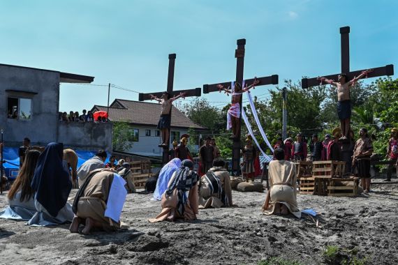 Philippines observes Good Friday with crucifixions and whippings