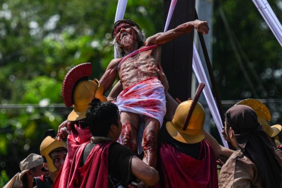 Philippines observes Good Friday with crucifixions and whippings