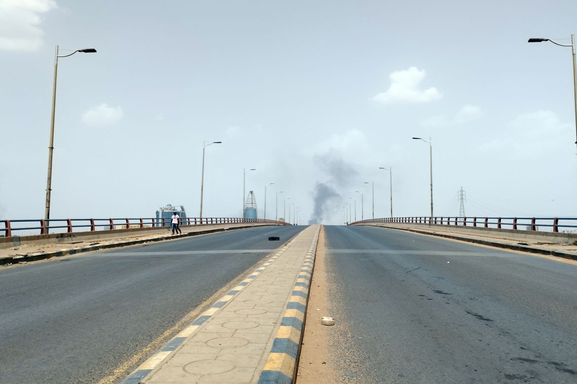 Smoke from attacks rises in the distance. Crossing Omdurman bridge, which used to be the busiest in the city, was a strange experience on 23 April 2023, as it was abandoned.