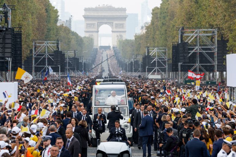 Pope Leo waves from the popemobile on his way to the Place de la Concorde to celebrate an open-air Mass, during his four-day apostolic journey to France, in Paris, France, September 26, 2026. REUTERS/Remo Casilli TPX IMAGES OF THE DAY